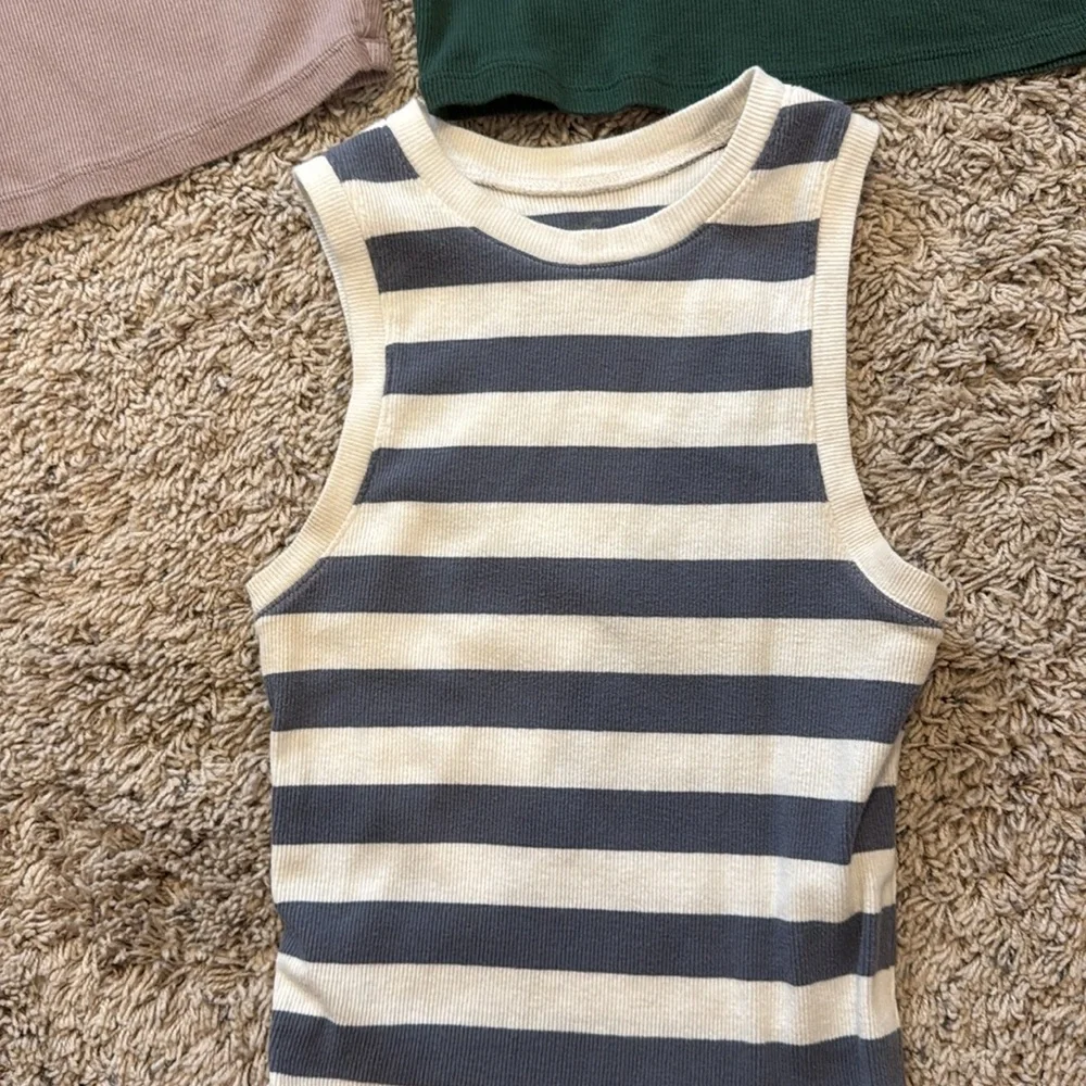 Women’s Hollister lot of 4 must have crop tank tops sz XS green blue purple - Picture 4 of 5